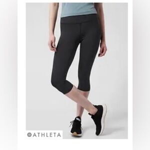 Athleta Accelerate crop leggings in black! Size large. Like new!